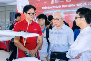 Triển lãm cho thấy những đóng góp không mệt mỏi của các nhà khoa học ở Đại học Bách khoa Hà Nội trong 70 năm qua.Ảnh DT.