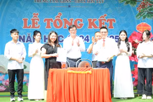 Trung tâm GDNN-GDTX thị xã Sơn Tây ký hợp tác đào tạo với Công ty cổ phần Viện nhân lực V10. Ảnh NC.