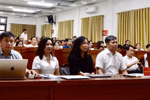 Các chuyên gia của Trường ĐH Sư phạm Hà Nội tập huấn cho thầy cô giáo ở Hưng Yên. Ảnh NC.