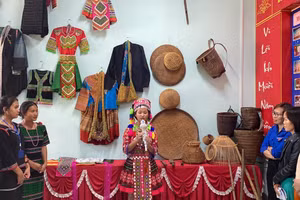 Học sinh Trường Phổ thông Dân tộc Nội trú Đắk Glong tham gia các hoạt động gìn giữ văn hoá của nhà trường.