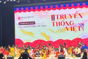 Học sinh đập lợn để lấy tiền quyên góp.