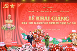 Trung tướng Trần Văn Thiện, Cục trưởng Cục C11 tặng hoa chúc mừng Lễ khai giảng.