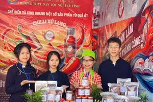 Em Phùng Thuỳ Trang (thứ 2 từ trái sang) cùng các bạn tham gia hoạt đông giới thiệu nông sản của địa phương, dân tộc mình.