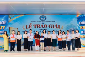 Trường TH & THCS Lý Thường Kiệt trao giải Cuộc thi tìm hiểu Văn Miếu. Ảnh NT.
