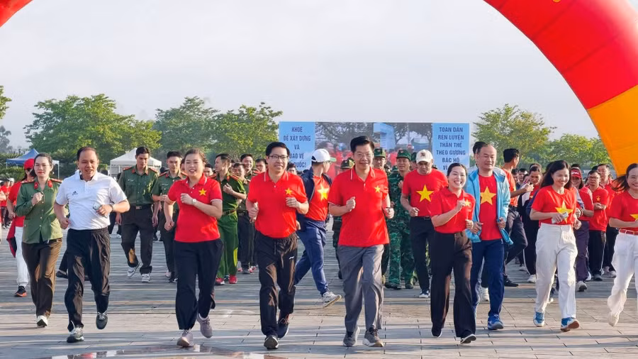 Các đại biểu tham gia chạy hưởng ứng tại Lễ phát động. 