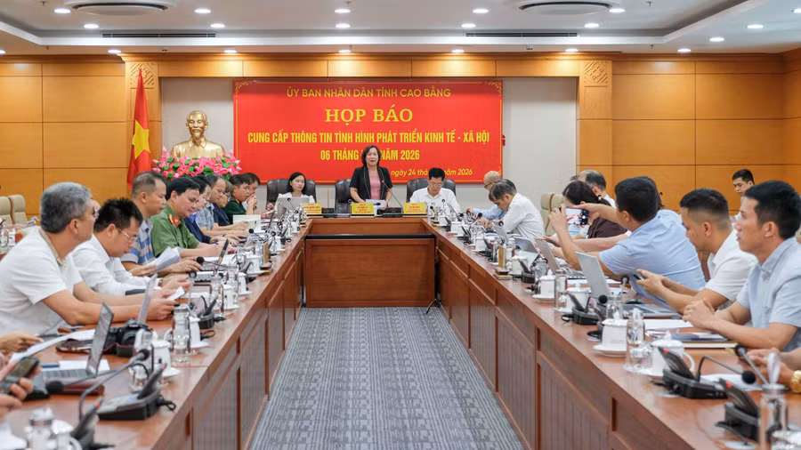 Bà Hà Nhật Lệ, Phó Chủ tịch UBND tỉnh Cao Bằng chủ trì họp báo.