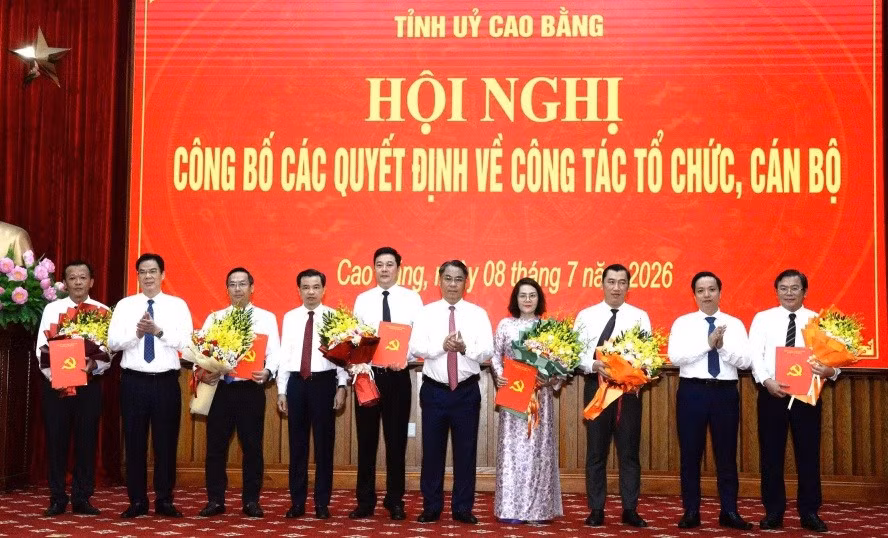 Thường trực Tỉnh ủy Cao Bằng trao các quyết định về công tác cán bộ.