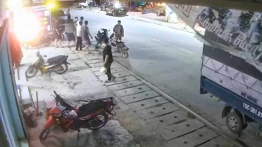 Người dân xã Bảo Lạc chạy ra ngoài đường sau khi xuất hiện rung lắc.