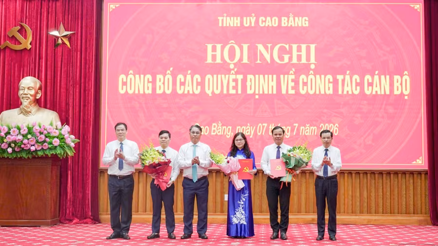 Lãnh đạo tỉnh Cao Bằng trao các quyết định về công tác cán bộ.