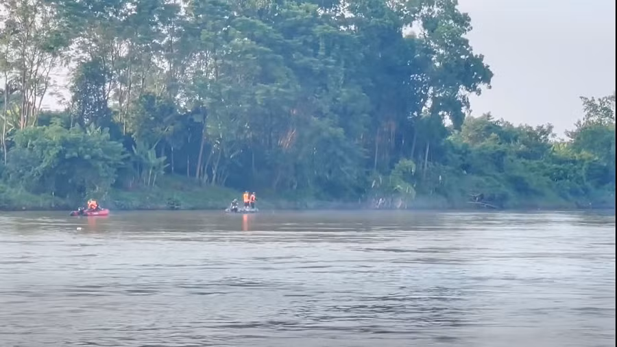 Lực lượng chức năng tìm kiếm thi thể nữ sinh trên sông.