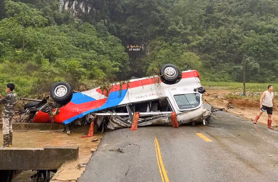 Một xe ô tô chở khách bị nước cuốn trôi và hư hỏng tại khu vực hang Ngườm Bang, xã Lý Quốc (Cao Bằng).