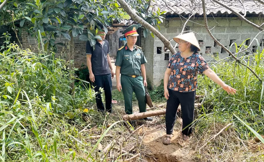 Người dân cung cấp thông tin phần mộ được chôn cất chưa rõ danh tính tại xã Tân Cương (Thái Nguyên).
