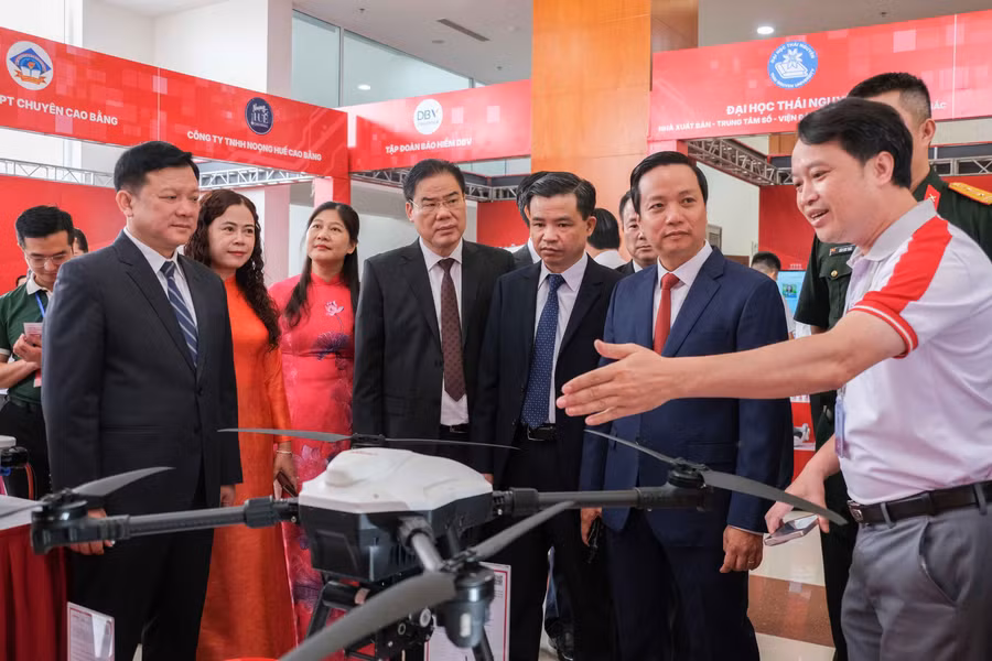Các đại biểu tham quan Không gian trưng bày khoa học công nghệ.