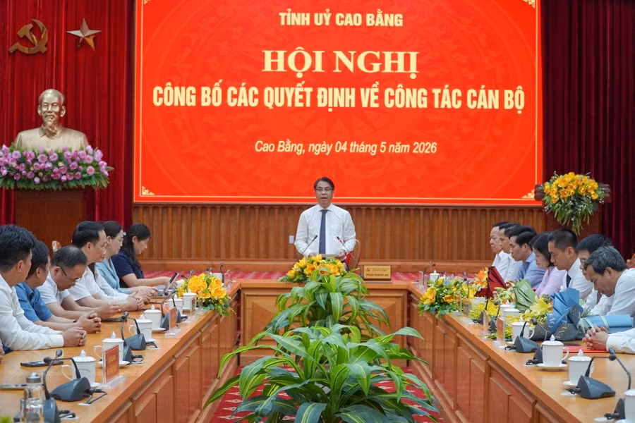 cao-bang-cong-bo-can-bo-2.jpg