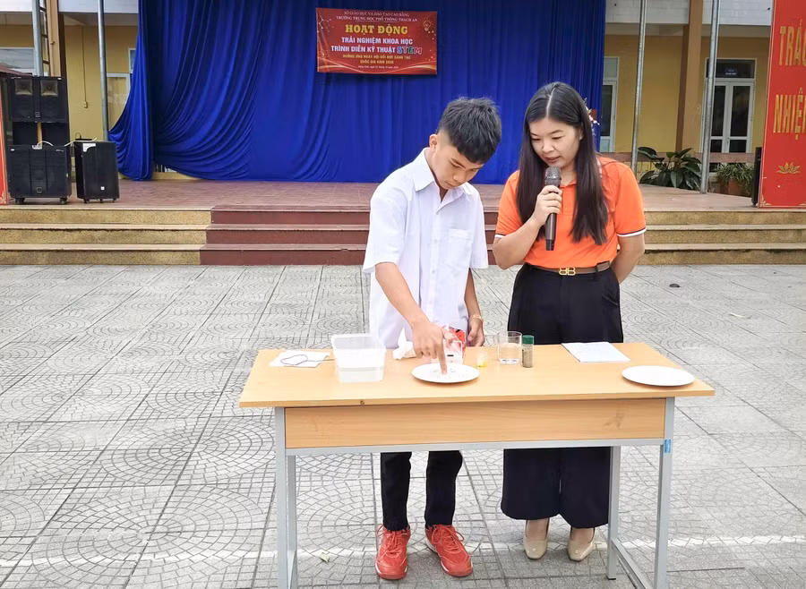 Học sinh Trường THPT Thạch An tham gia trải nghiệm giáo dục STEM.