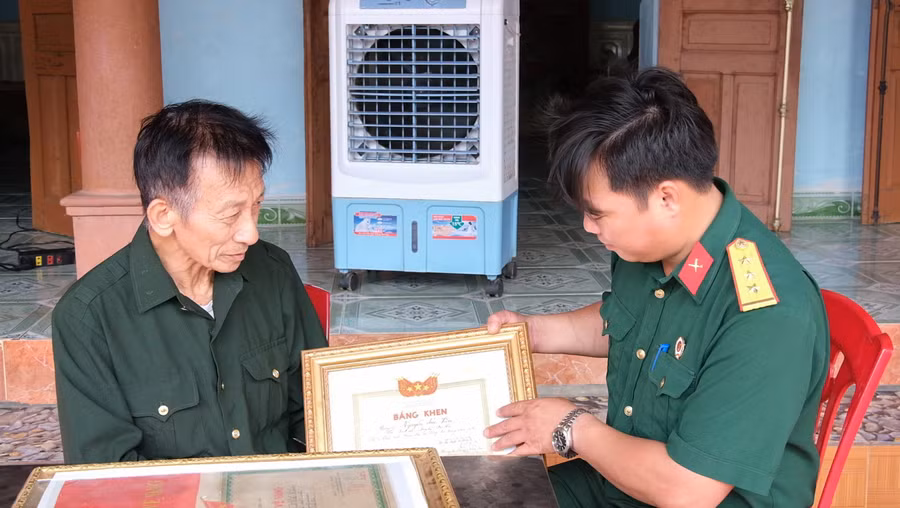 Thầy giáo thương binh Nguyễn Đức Vần (bên trái) chia sẻ về những năm tháng chiến đấu.