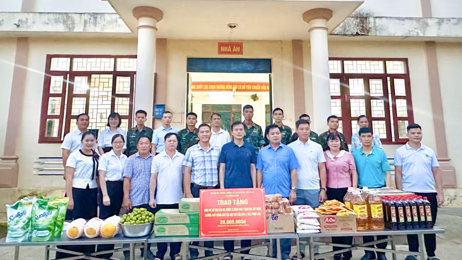 Xã Phục Hòa (Cao Bằng) tặng quà lực lượng thi công trường nội trú liên cấp.