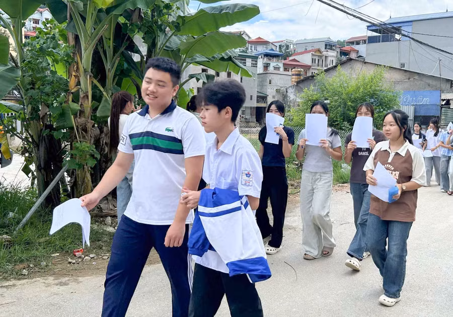 Các thí sinh vui mừng sau khi hoàn thành bài thi.