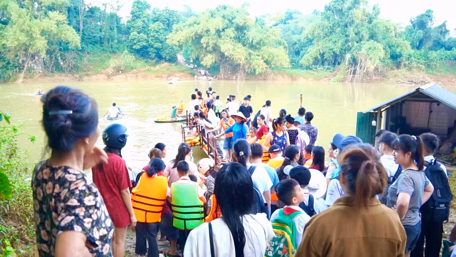 Rất đông người dân xóm Đoàn Kết, xã Tân Khánh, tỉnh Thái Nguyên, tập trung đưa con, cháu qua sông đi học.