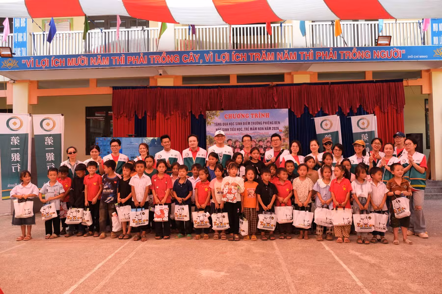 Đoàn tặng quà học sinh tiểu học Điểm trường Phiêng Đén.