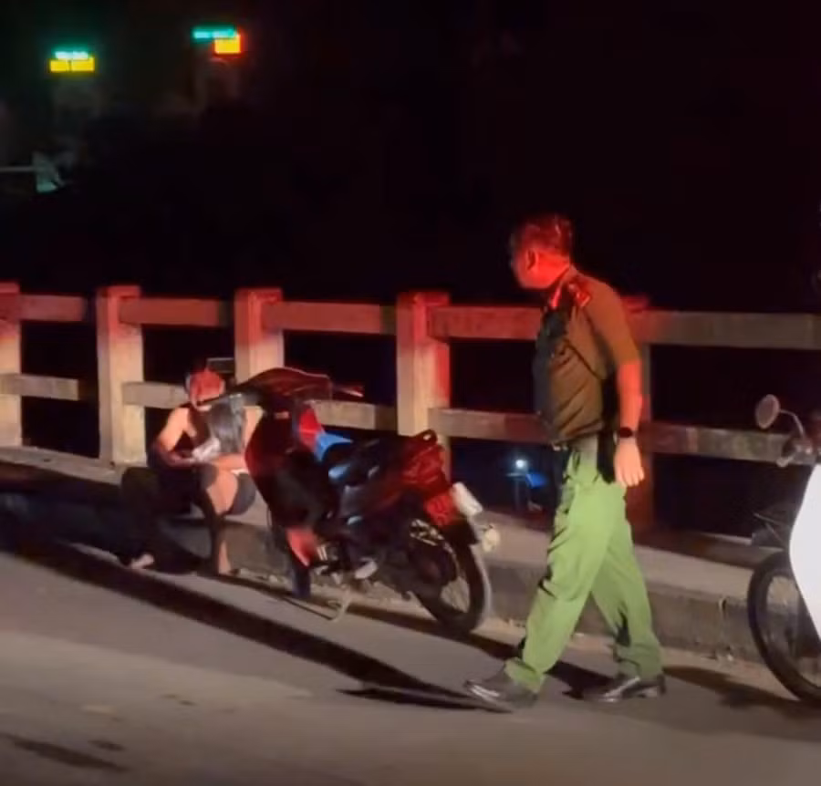 Lực lượng công an kiên trì thuyết phục người bố. Ảnh: Công an huyện Chiêm Hóa.