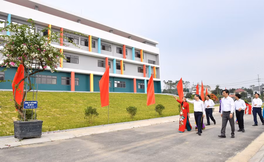 2-tham-quan-truong.jpg