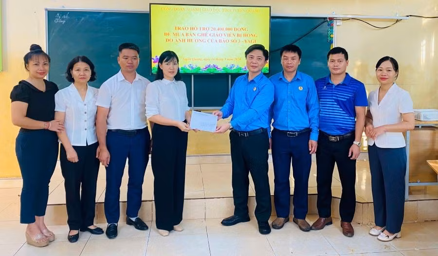 Ảnh 3. Trao hỗ trợ THPT Ỷ La.jpg