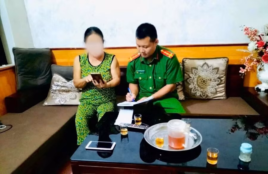 Lực lượng công an kịp thời ngăn chặn việc bà X. chuyển tiền cho những kẻ lừa đảo. (Ảnh: Công an Phú Thọ)