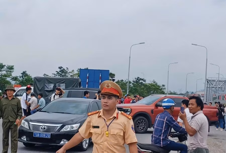 CSGT điều tiết giao thông do cầu Phong Châu ở Phú Thọ bị sập.