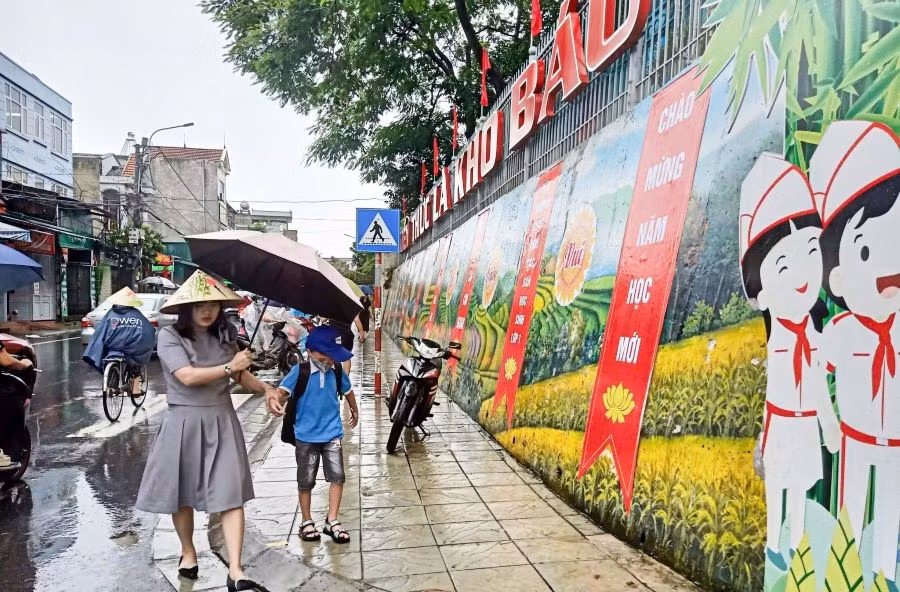 Giáo viên trường Tiểu học Đinh Tiên Hoàng (TP Việt Trì) đón học sinh tại cổng trường sáng 10/9.