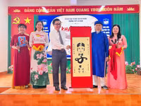 Nhà thư pháp Lê Thiên Lý tặng chữ cho nhà trường.