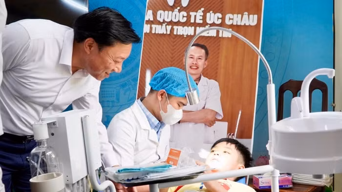 Phó Chủ tịch UBND tỉnh Phú Thọ Nguyễn Huy Ngọc (bìa trái) thăm hỏi các em học sinh tham gia chương trình.