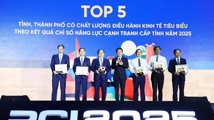 Phó Chủ tịch UBND tỉnh Phú Thọ Phan Trọng Tấn (ngoài cùng bìa phải) nhận Kỷ niệm chương và Giấy chứng nhận giải thưởng.
