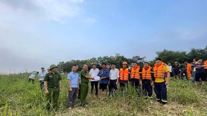 Ông Trương Hữu Khoa được trao thưởng nhằm động viên tinh thần cứu người. (Ảnh: CAPT)