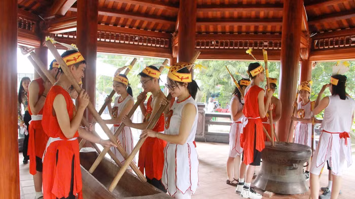 Trình diễn trống đồng, đâm đuống tại Nhà Công Quán (Khu Di tích lịch sử Đền Hùng).