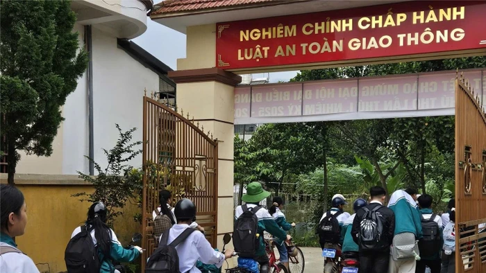 Việc gắn biển tên xe đạp điện giúp nâng cao ý thức chấp hành Luật Giao thông của học sinh.