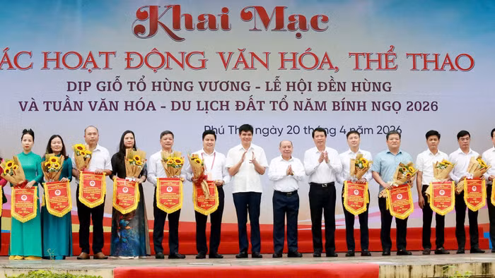 Đại biểu tỉnh Phú Thọ trao cờ lưu niệm cho các cụm xã, phường tham gia hoạt động văn nghệ, hội trại văn hóa.