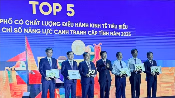 Lãnh đạo tỉnh Phú Thọ nhận Kỷ niệm chương và Giấy chứng nhận giải thưởng.