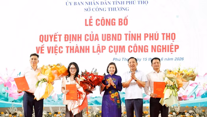 Phó Chủ tịch UBND tỉnh Phú Thọ Phùng Thị Kim Nga và Giám đốc Sở Công Thương trao quyết định và tặng hoa chúc mừng chủ đầu tư các CCN. Ảnh: Huyền Trang.