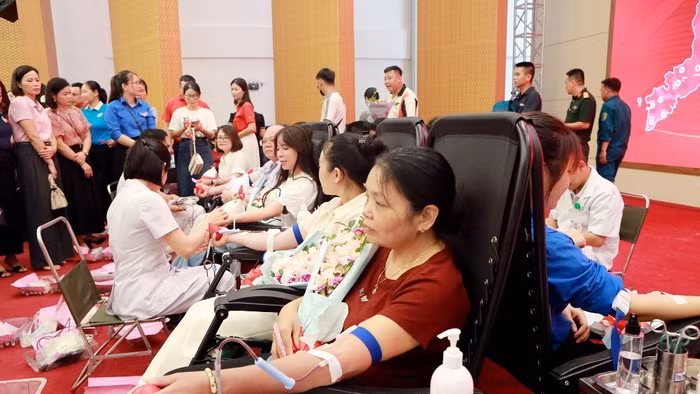Tình nguyện viên tham gia hiến máu. Ảnh: Ngọc Kiên.