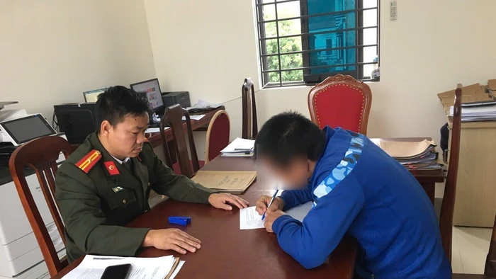 Công an xã Hợp Lý làm việc với anh T. Ảnh: Công an tỉnh Phú Thọ