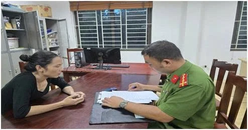  Công an làm việc với Lê Thị Ngọc Hiền. Ảnh: Công an tỉnh Phú Thọ