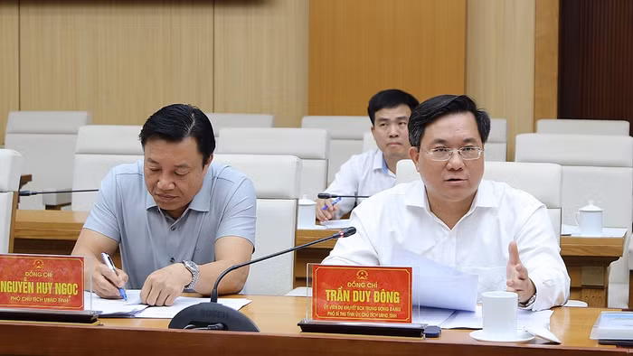 Chủ tịch UBND tỉnh Phú Thọ Trần Duy Đông (bìa phải) phát biểu chỉ đạo tại buổi làm việc.