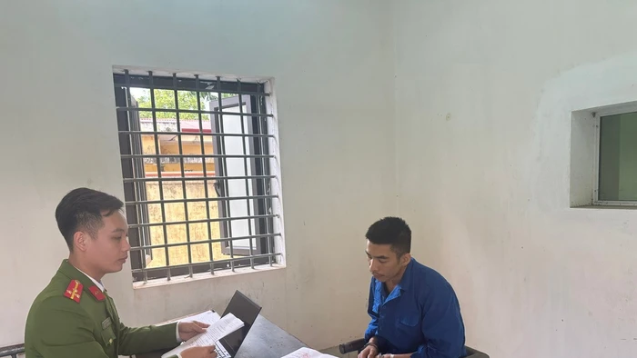 Cơ quan điều tra lấy lời khai của Trần Quang Hiếu. Ảnh: Công an tỉnh Phú Thọ