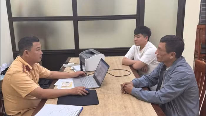 Lực lượng CSGT làm việc với chủ và lái xe.