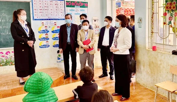 Đoàn công tác kiểm tra việc phòng, chống dịch bệnh sởi tại Trường TH&THCS Hang Kia B, xã Pà Cò.