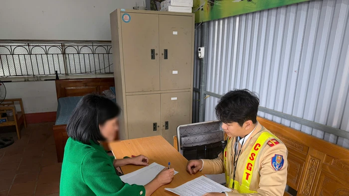 Lực lượng CSGT làm việc với nữ lái xe. Ảnh: Nguyễn Hinh