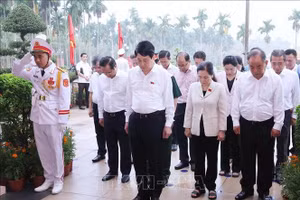 Chủ tịch nước dâng hương tại Khu Di tích lịch sử quốc gia Ngã Ba Giồng