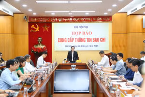 Thứ trưởng Bộ Nội vụ Nguyễn Thị Hà chủ trì buổi họp báo. Ảnh: Gia Đoàn