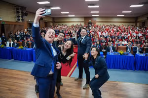 Thủ tướng Christopher Luxon chụp ảnh selfie cùng sinh viên Đại học Ngoại thương tại sự kiện sáng 26/2. Ảnh: FTU